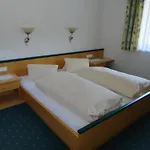 里贾纳度假屋酒店 *