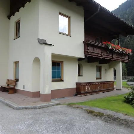 Regina Apartman Tux