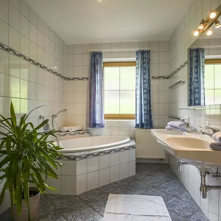 Regina Apartman Tux